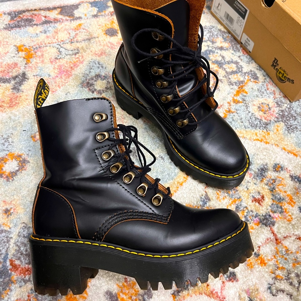 Dr. Martens Leona boots size US 6